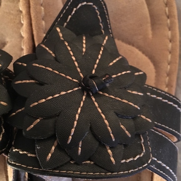 Cliffs Sandals with Black Bow Detail. Size 8 - Picture 3 of 6